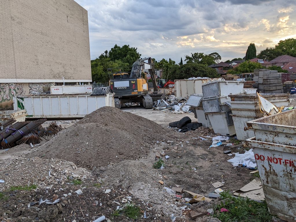Blacktown Area Skip Bin Hire, small and large skip bin mix and hook skip bins on demolition site